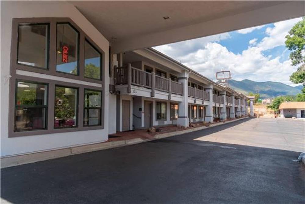 ECONO LODGE INN AND SUITES 6