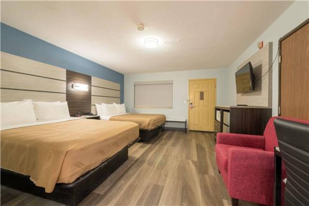 ECONO LODGE INN AND SUITES 4