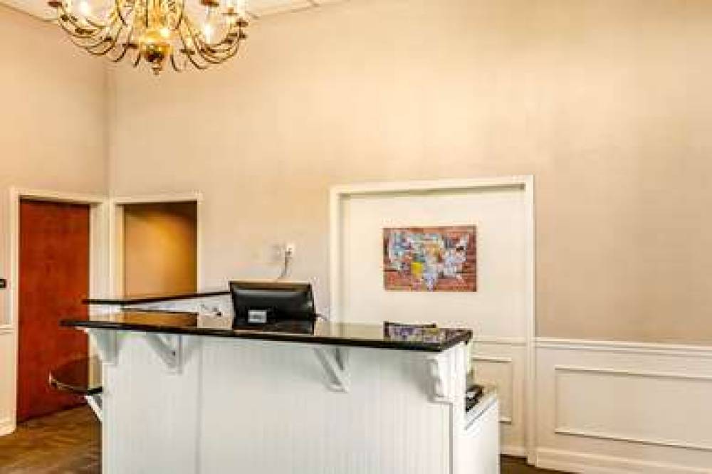 ECONO LODGE INN AND SUITES REDFORD 9