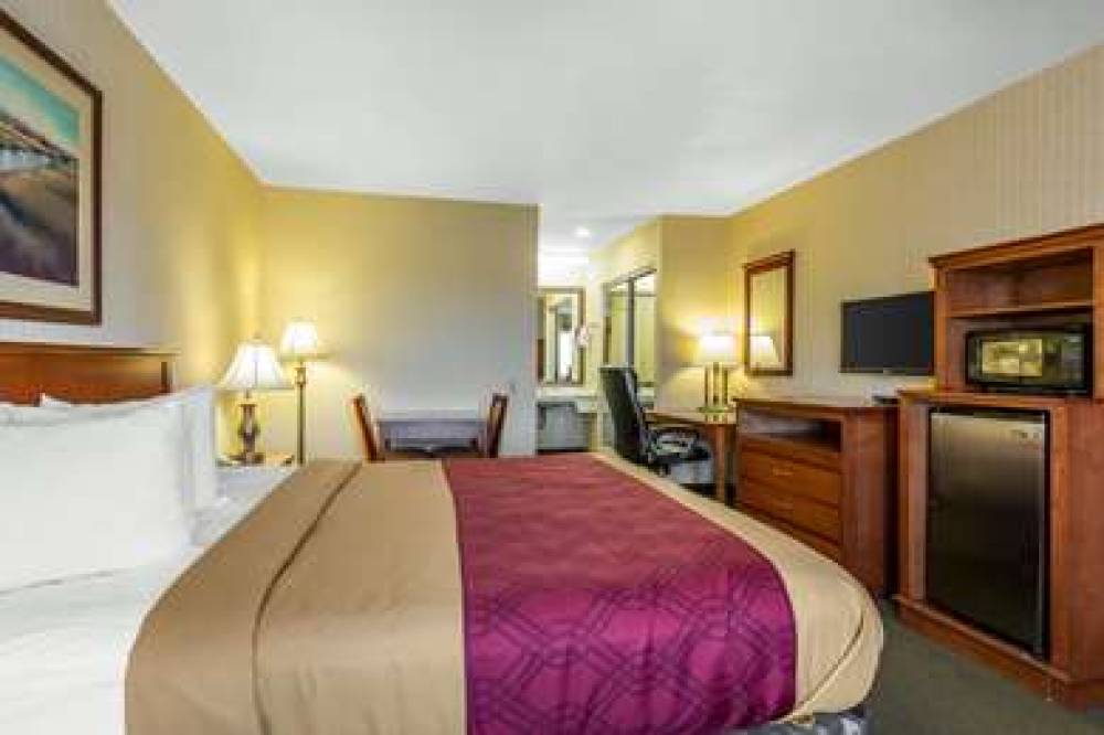 ECONO LODGE INN AND SUITES RIVERSID 8