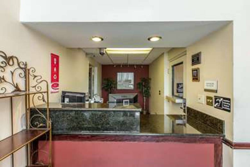 ECONO LODGE INN AND SUITES RIVERSID 4