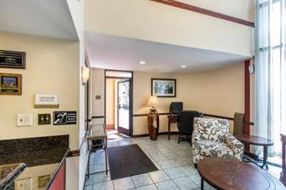 ECONO LODGE INN AND SUITES RIVERSID 5