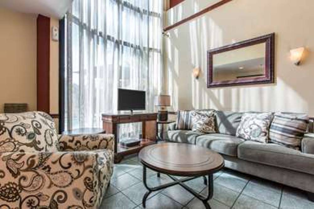 ECONO LODGE INN AND SUITES RIVERSID 6