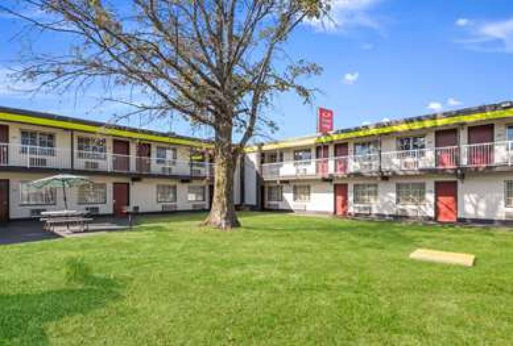 Econo Lodge Inn And Suites Terre Ha