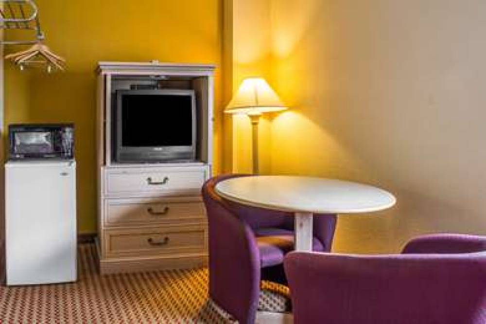 ECONO LODGE INN AND SUITES WALNUT 8