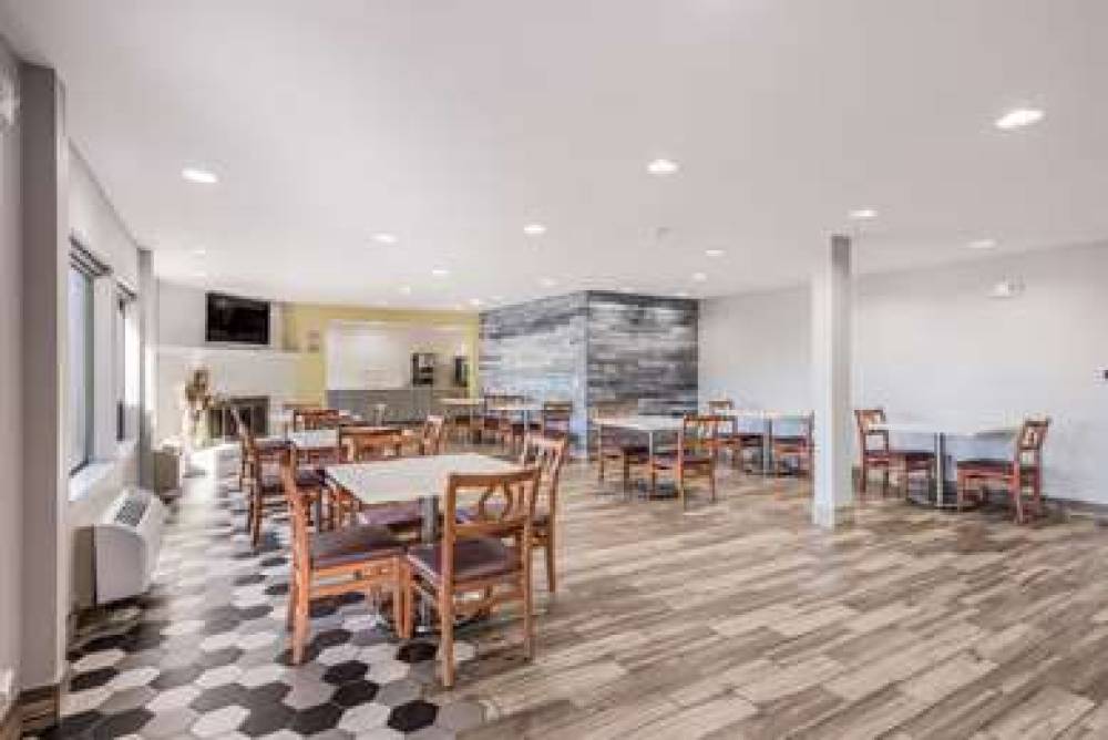 Econo Lodge Inn & Suites Des Moines - Merle Hay Rd 9