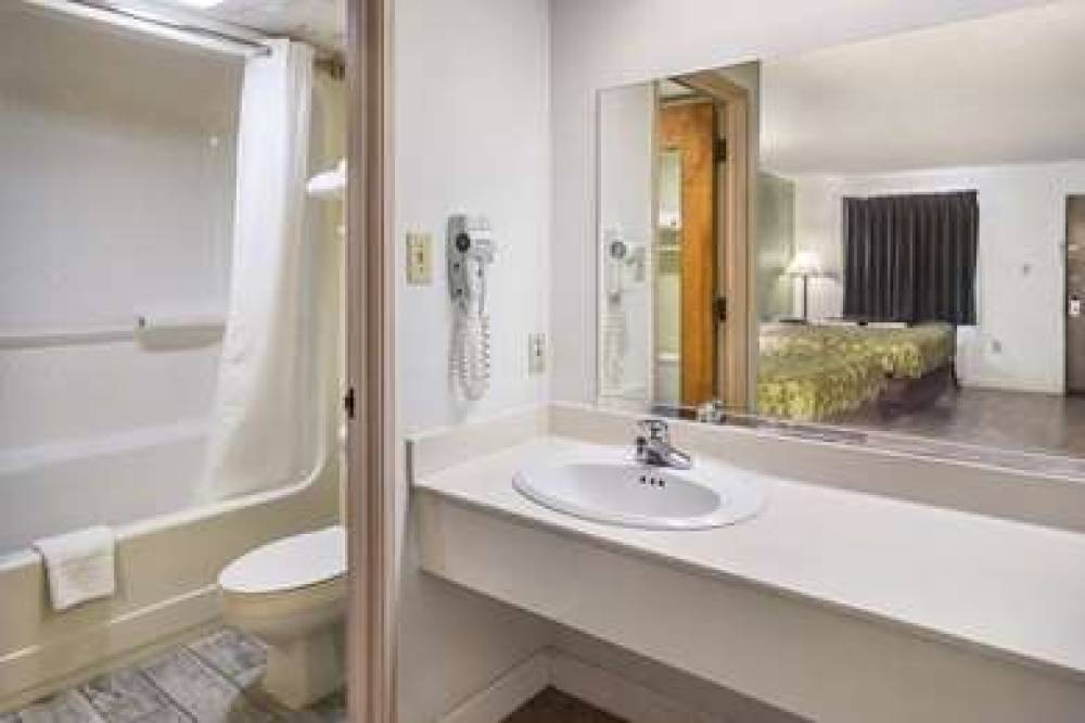 Econo Lodge Inn & Suites East 7