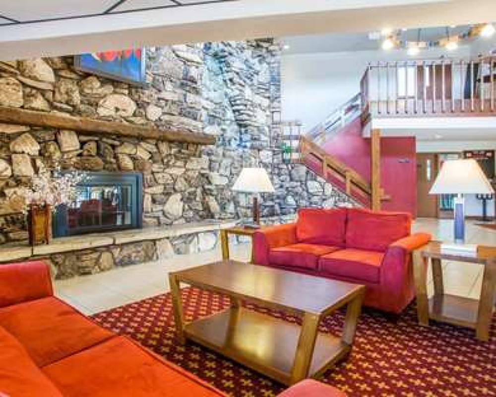 Econo Lodge  Inn & Suites 3