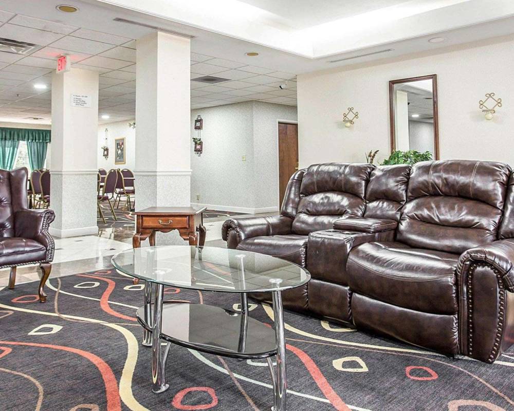 Econo Lodge Inn & Suites 10