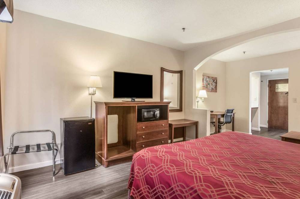 Econo Lodge Inn & Suites 2
