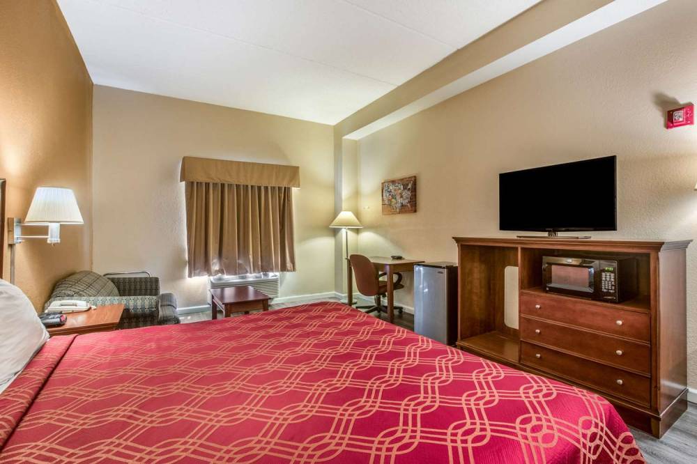 Econo Lodge Inn & Suites 8