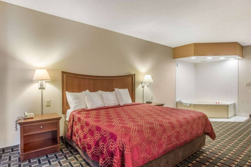 Econo Lodge Inn & Suites 1