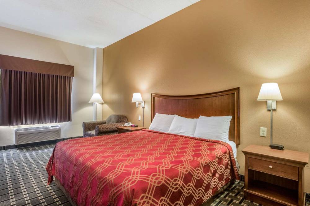 Econo Lodge Inn & Suites 5