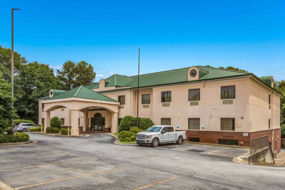 Econo Lodge Inn & Suites 3