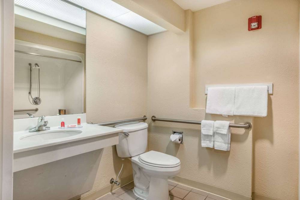 Econo Lodge Inn & Suites 6