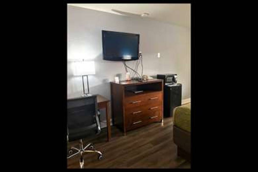 Econo Lodge Inn & Suites I-64 & US 13 3
