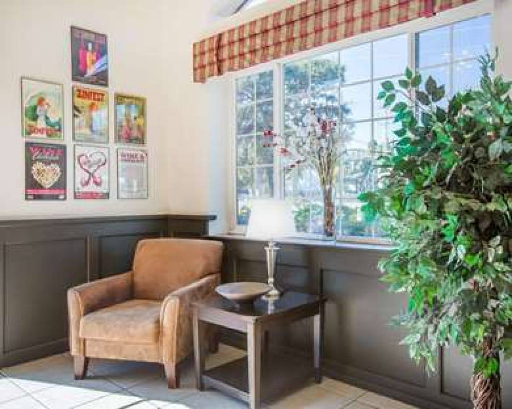 ECONO LODGE INN  SUITES LODI - WINE 6