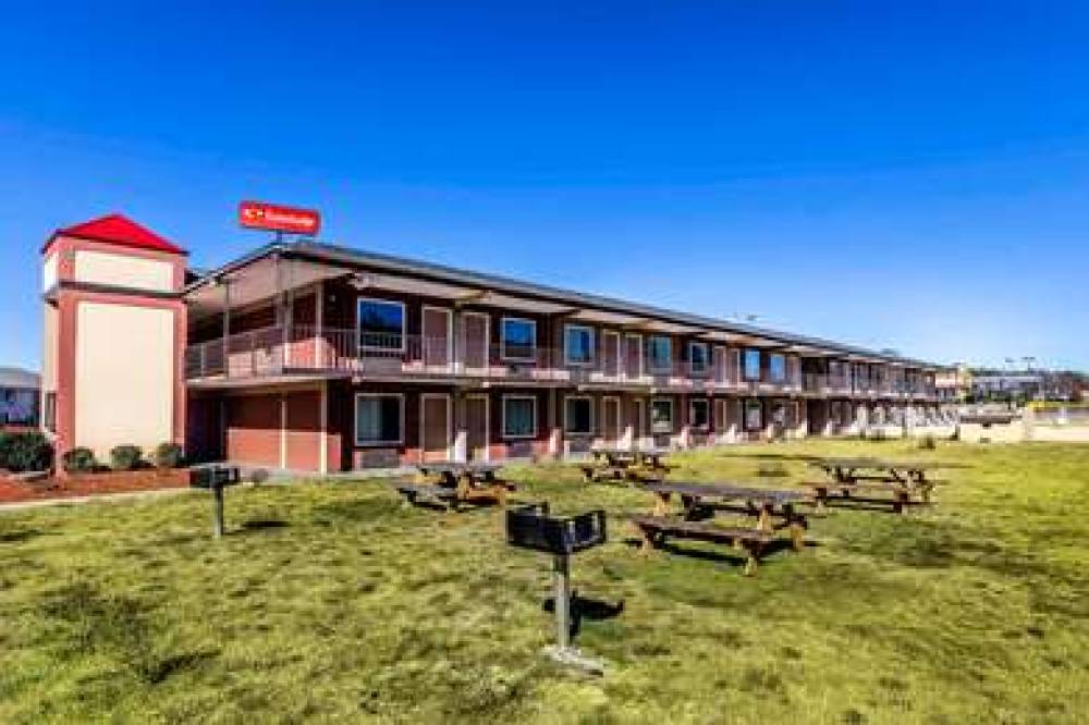 ECONO LODGE LAVONIA I-85 8