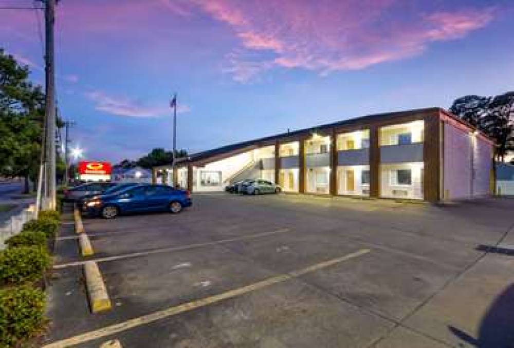 Econo Lodge Little Creek 7