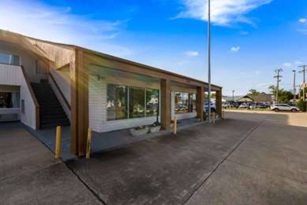Econo Lodge Little Creek 3