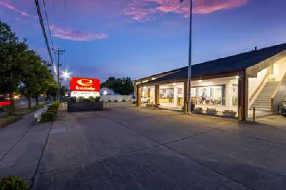 Econo Lodge Little Creek 8