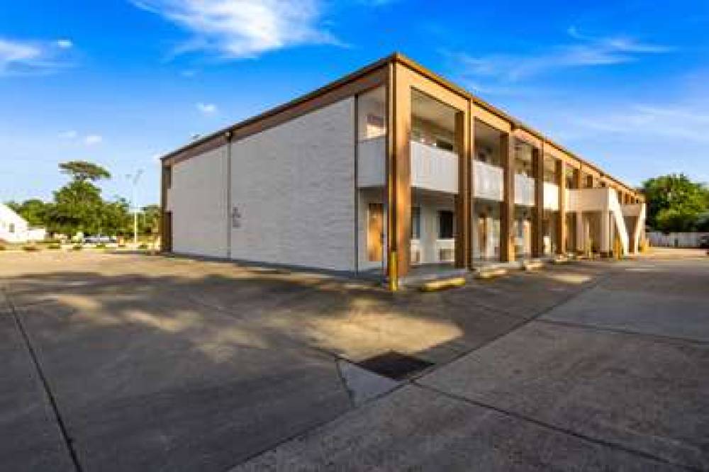 Econo Lodge Little Creek 6