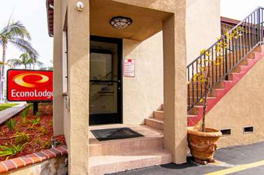 Econo Lodge Long Beach I-405 3