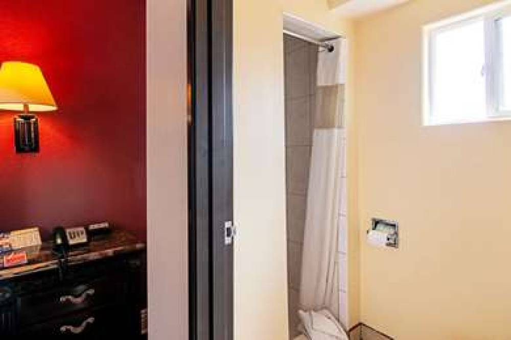 Econo Lodge Long Beach I-405 9