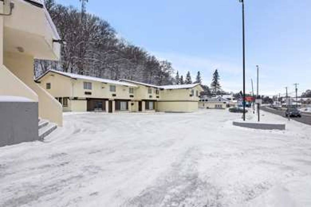 ECONO LODGE MANISTEE 1