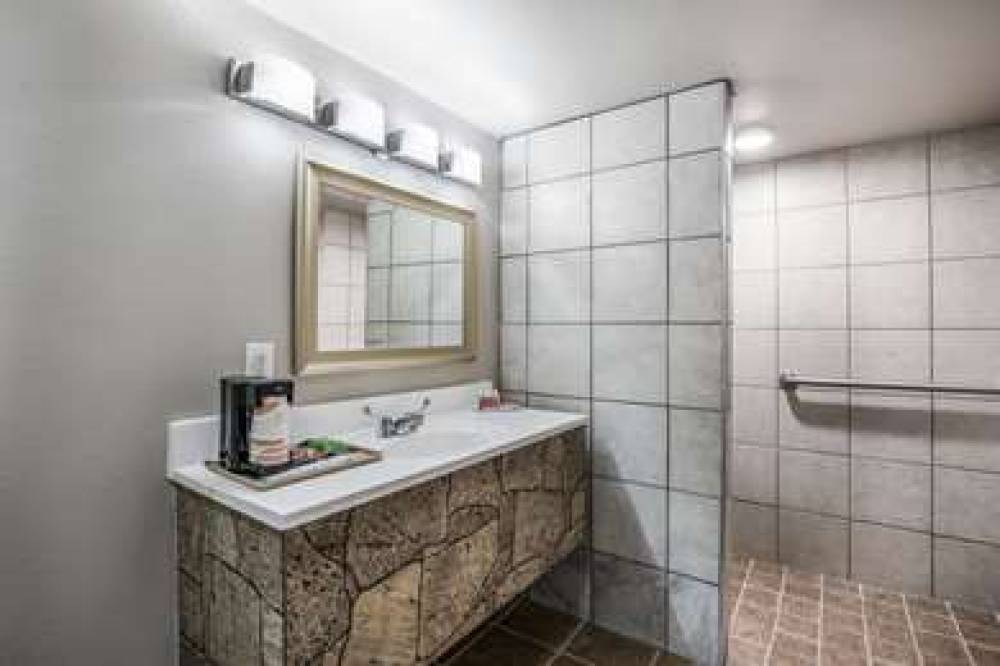 ECONO LODGE NEENAH 10