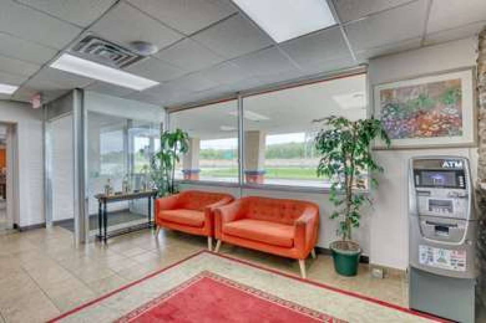ECONO LODGE NEENAH 4