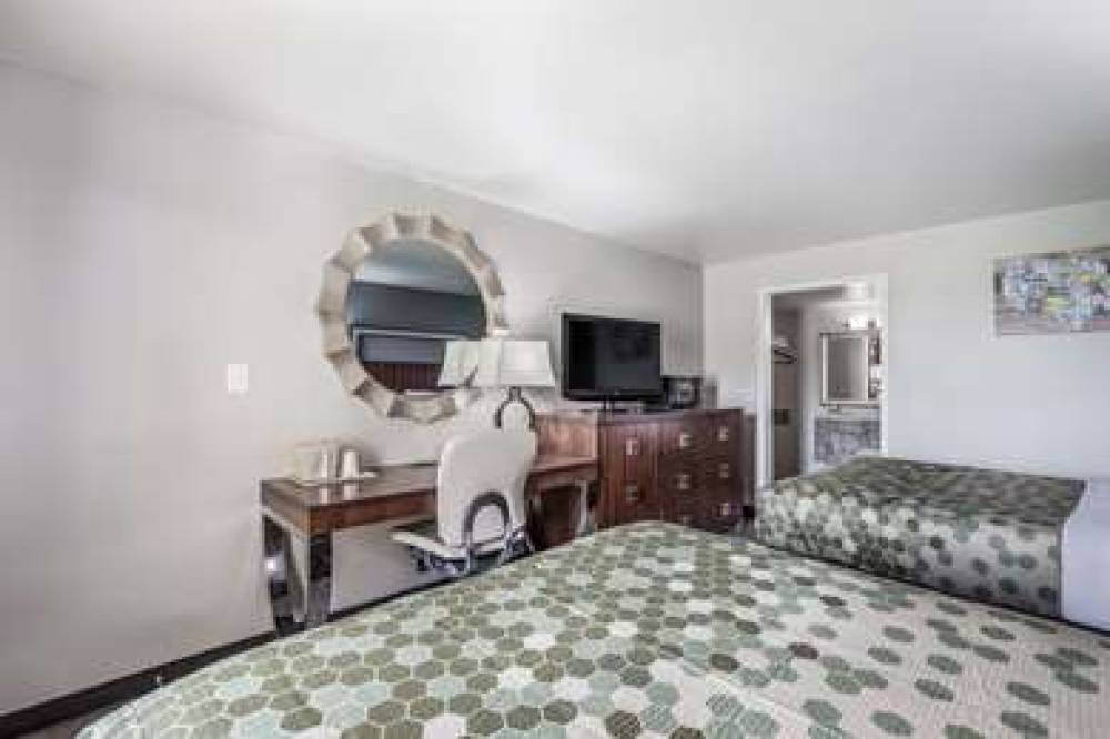 ECONO LODGE NEENAH 1