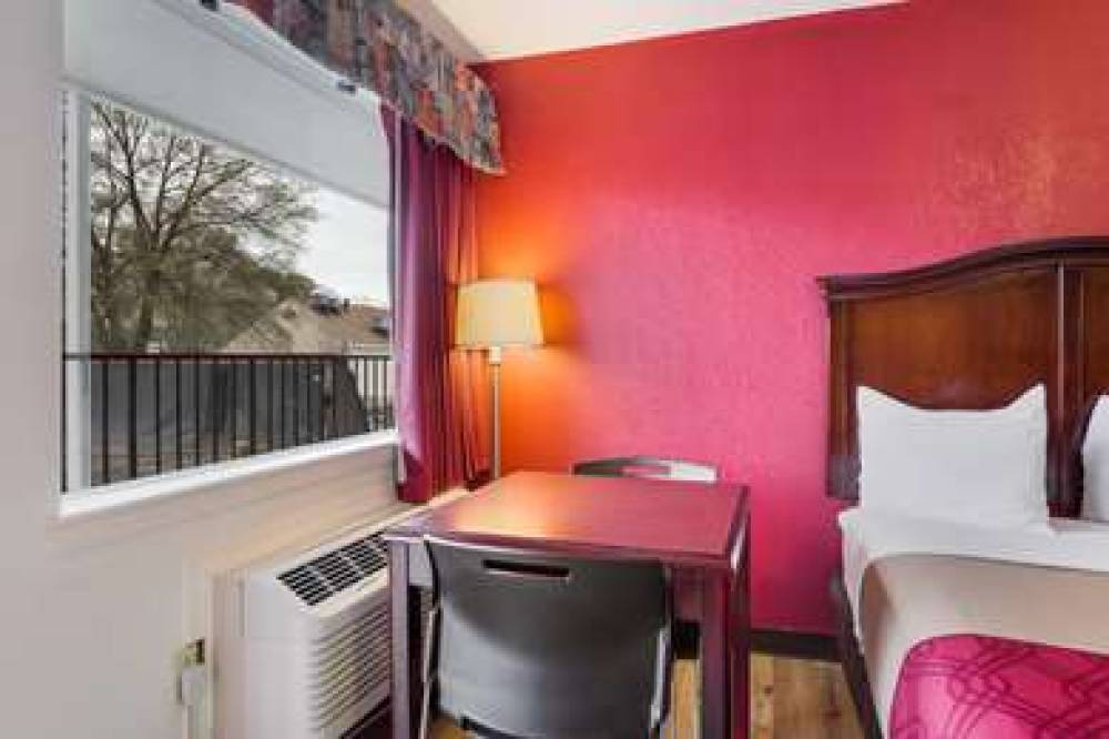 Econo Lodge Parkway/Historic Area 9