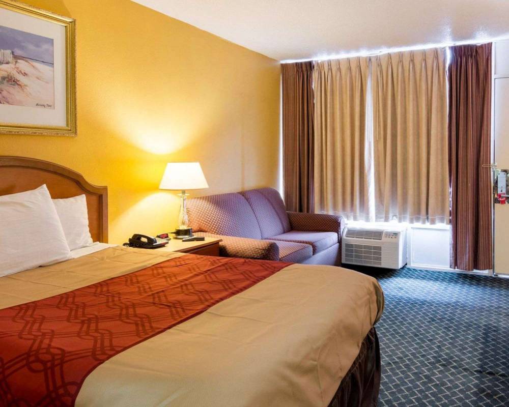 Econo Lodge Petersburg 5