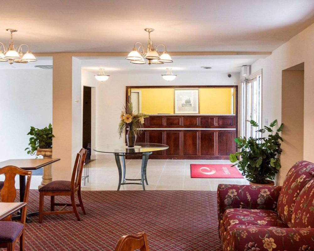 Econo Lodge Petersburg 9