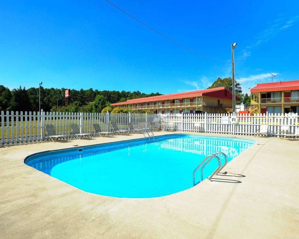 Econo Lodge Petersburg 7