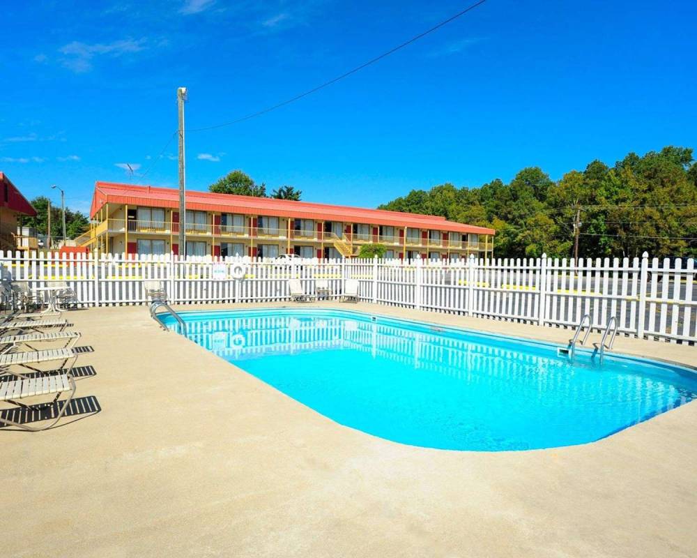 Econo Lodge Petersburg 4