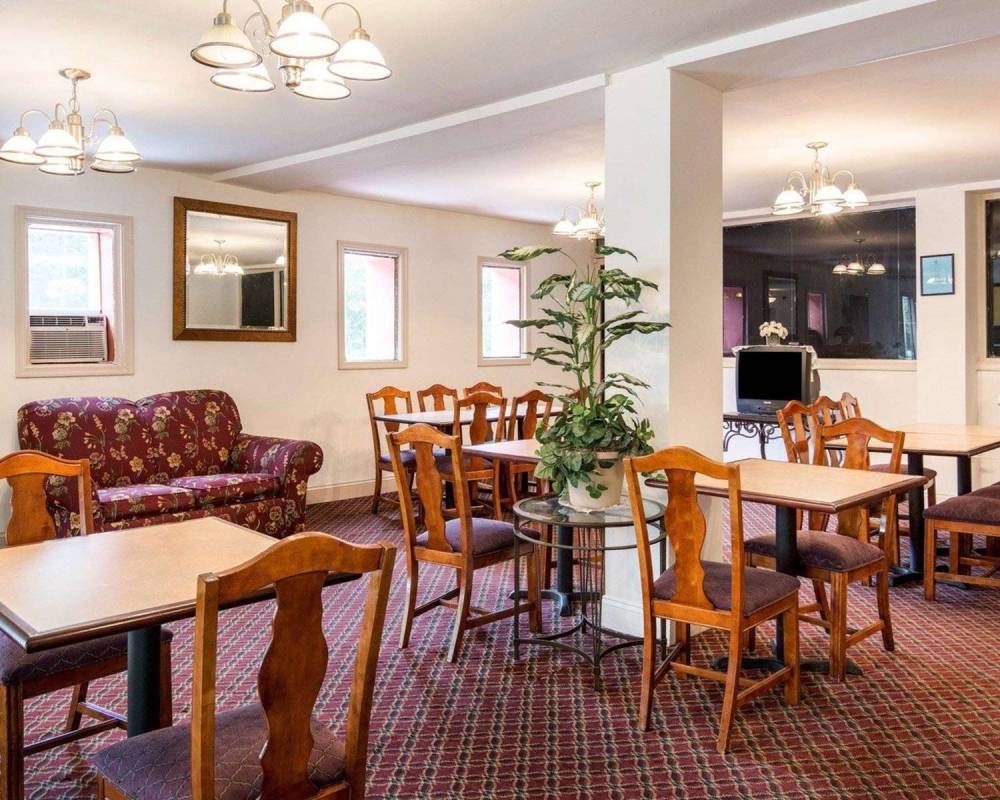 Econo Lodge Petersburg 6