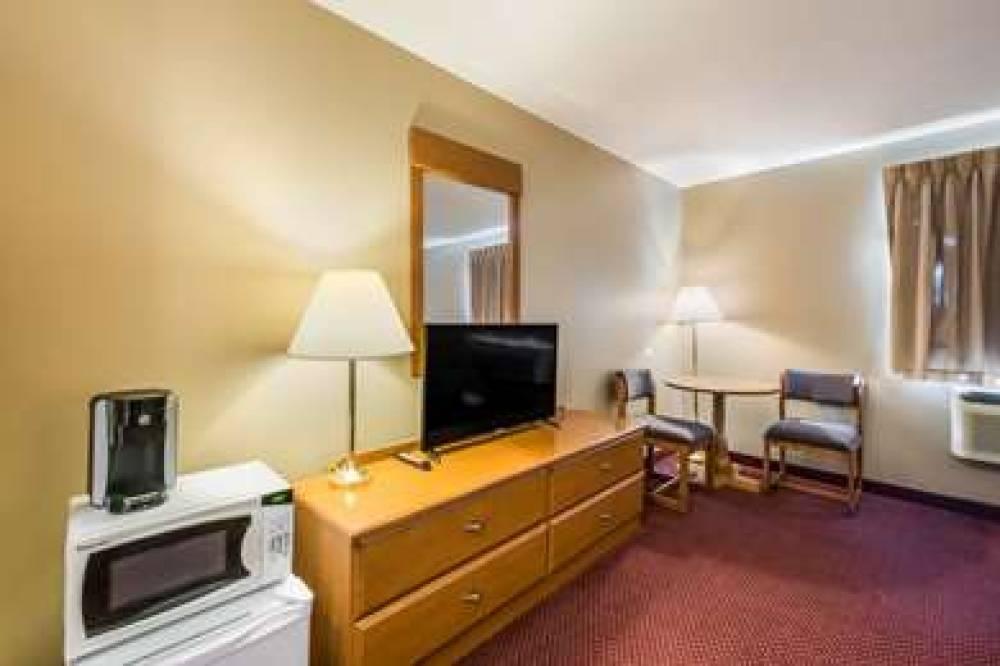 ECONO LODGE RICE LAKE 10