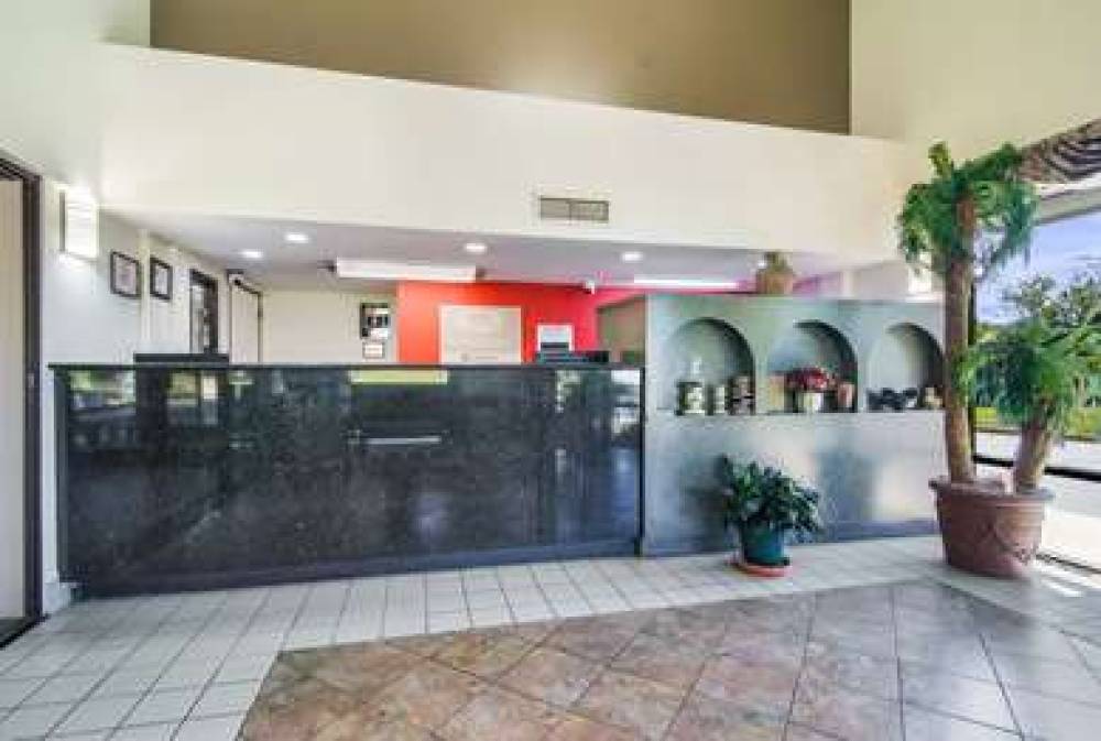 Econo Lodge South 4