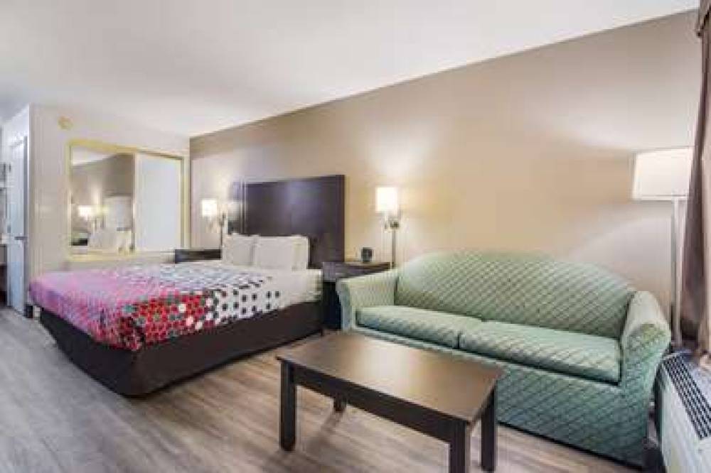 Econo Lodge South 6