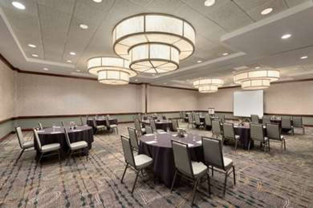 Embassy Suites By Hilton Chicago-North Shore-Deer 8