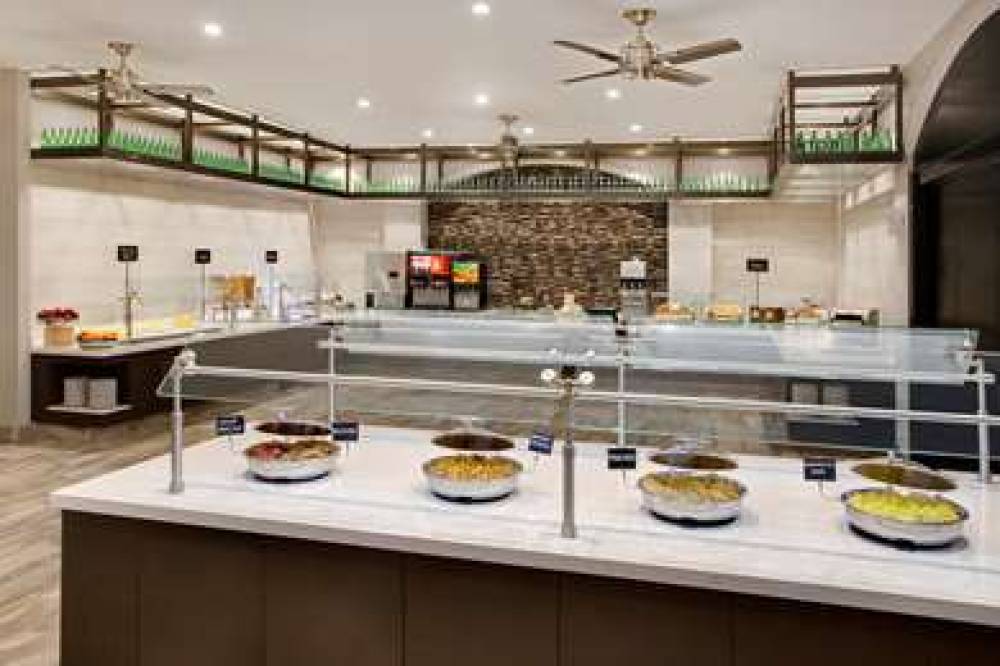 Embassy Suites By Hilton Orlando-Int'l Drive 9