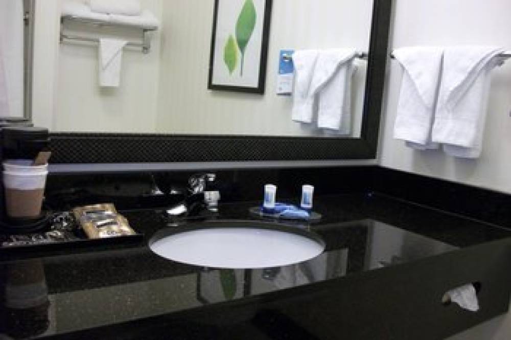 Fairfield Inn And Suites By Marriott Seymour 6