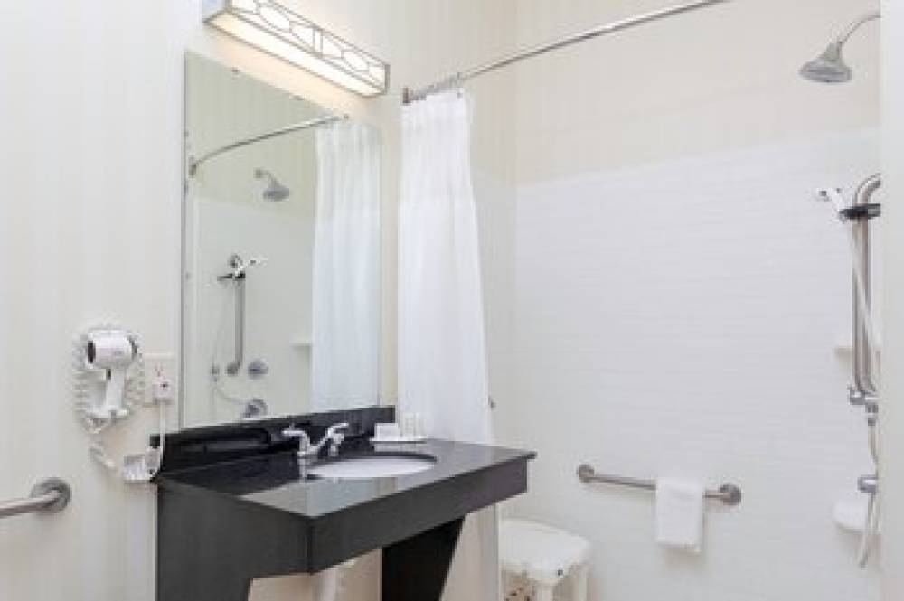 Fairfield Inn And Suites By Marriott Seymour 7