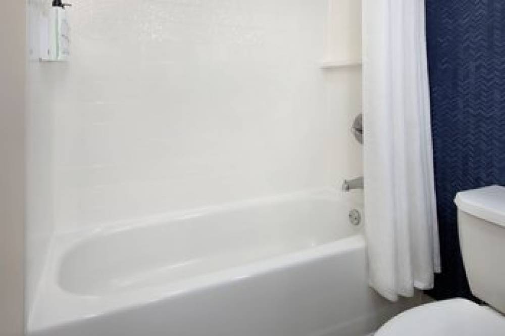 Fairfield Inn By Marriott Rochester Airport 8