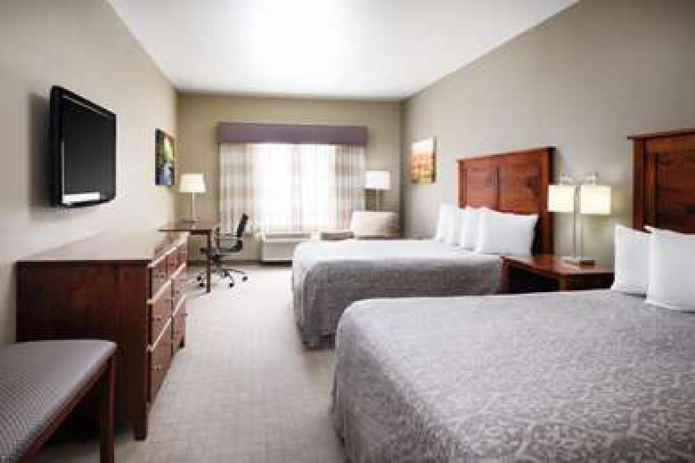 Green Mill Village Hotel & Suites, BW Signature Collection 3