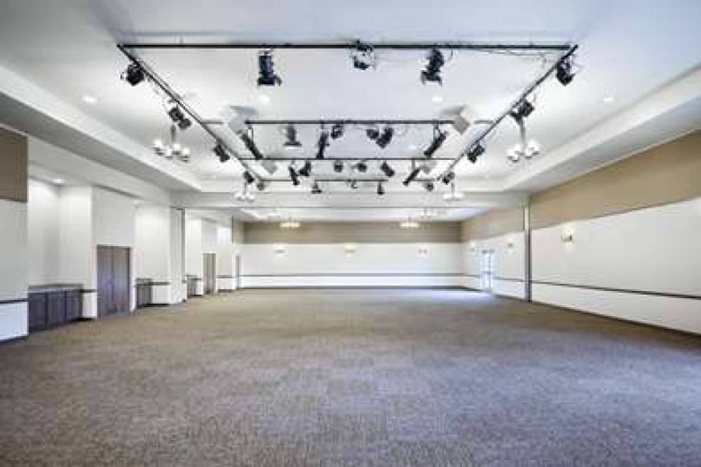Green Mill Village Hotel & Suites, BW Signature Collection 9