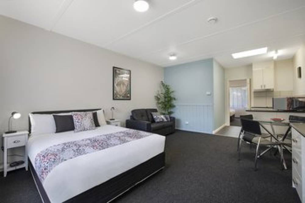 HAMILTON LAKESIDE MOTEL 3