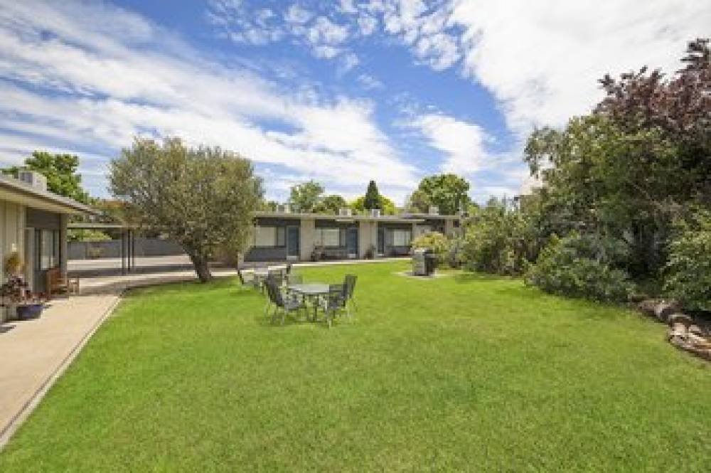 HAMILTON LAKESIDE MOTEL 8